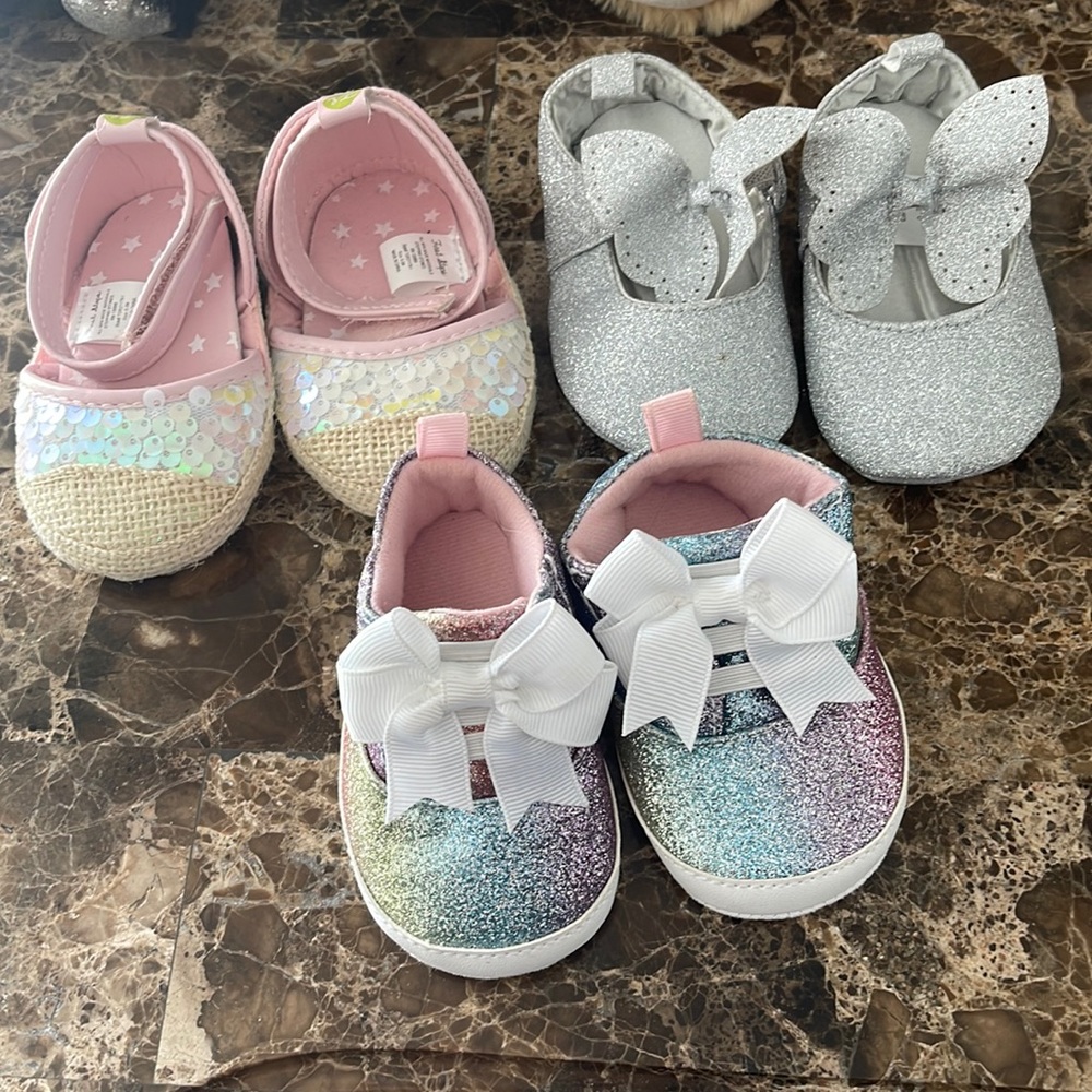 3 pairs of shoes size (0-3months)